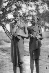 Jonge meisjes met stokken in hun neus en lippen, Terrakekka naar Aweil, Soedan, 1925-1927
