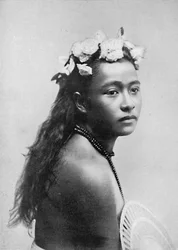 Een Samoaans meisje met een krans van hibiscusbloemen, 1902
