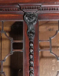 Een George III boekenkast met gebroken front