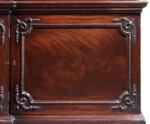 Een George III boekenkast met breekfront