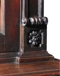 Een George III boekenkast met vooruitstekende middenpartij