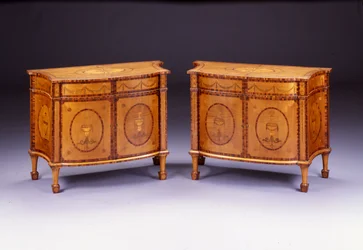 Een paar George III commodes