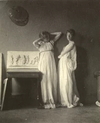 Twee vrouwelijke modellen in klassieke kostuums met Eakins