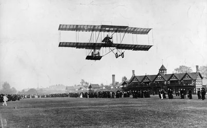 Grahame White vliegt met zijn machine vanaf de Ranelagh Club, hetzelfde jaar als de Manchester-vlucht, 1910