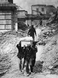 Lichamen bergen vier maanden na de aardbeving in Messina, 1909
