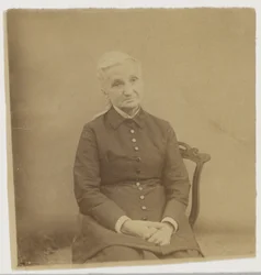Portret van een zittende oudere vrouw