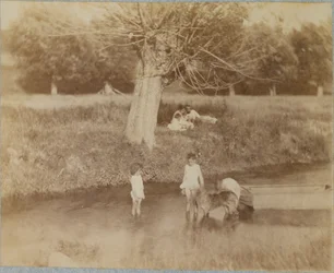 Drie kinderen en een hond die in de beek spelen, 4 juli 1883