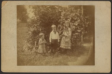 [Drie kinderen]