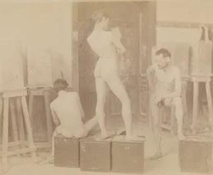 [Drie naaktmodellen in schildersstudio].