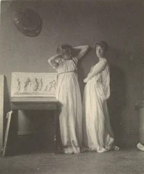 [Twee vrouwelijke modellen in klassieke kleding met Eakins