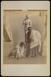 [Twee mannelijke studenten in Griekse kleding voor een gipsafgietsel van Aphrodite in de afgietselkamer van de Pennsylvania Academy].