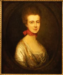 Portret van Miss Boone, gekleed in een witte jurk met gouden borduursels en parelketting, een rood lint om haar nek