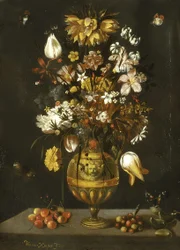 Goudbronzen bloemenvaas met kersen, boomaardbeien en amandelen op een tafel