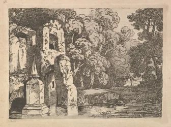 Ruïnes naast een vijver in een bebost landschap
