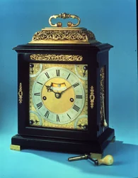 De Sussex Tompion, een Charles II acht dagen tafelklok met trekkwartierherhaling, ca.1675-80
