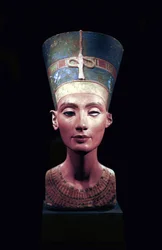 Borstbeeld van Nefertiti (ca. 1370- ca. 1330 v.Chr.) Grote Koninklijke Vrouw (hoofdgemaal) van de Egyptische farao Akhenaten. Nefertiti en haar man waren bekend om een religieuze revolutie. Ze begonnen slechts één god te aanbidden, Aten, de zonneschijf.