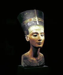 Buste van Nefertiti (ca. 1370- ca. 1330 v.Chr.) Grote Koninklijke Vrouw (hoofdgemalin) van de Egyptische farao Akhenaten. Nefertiti en haar man stonden bekend om een religieuze revolutie. Ze begonnen slechts één god te aanbidden, Aten, de zonneschijf.