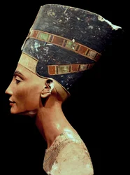 Nefertiti buste (rechts)