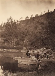 Uitzicht op Apache Lake, Sierra Blanca Range, Arizona, met twee Apache-Verkenners op de voorgrond