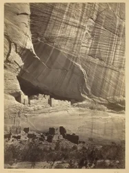 Oude ruïnes in de Cañon de Chelle, N.M. In een nis 50 voet boven de huidige bedding van de Cañon.