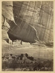 Oude ruïnes in de Cañon de Chelle, N.M. In een nis 50 voet boven de huidige bedding van de Cañon.