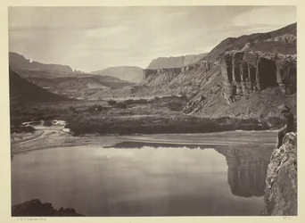 Uitzicht over de Colorado rivier naar de monding van Paria Creek