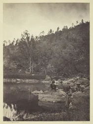 Uitzicht op Apache Lake, Sierra Blanca Range, Arizona, Twee Apache-Verkenners op de voorgrond