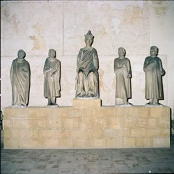 Standbeeld van Hendrik VII, Heilige Roomse Keizer, met zijn Raadgevers