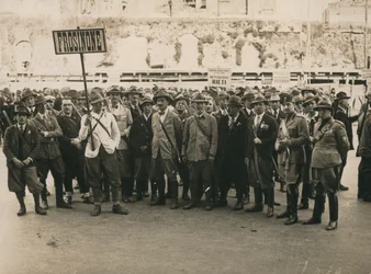 Album "MVSN- Zwarthemden": Jagers Frosinone, gewapend met een jachtgeweer, met twee officieren van de Militie van Bosbouw in Napels