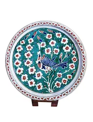 Pauw zittend op de tak van een wilde rozenstruik, faience