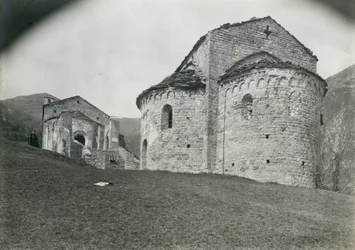 Apsis in de abdij van San Pietro al Monte, Civate, Lombardije, Italië, foto door Ugo Monneret de Villard, circa 1910