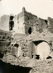 Kerk in het klooster van St Simeon, noordwestelijke hoek voor de restauratie, Aswan, Egypte, foto door Ugo Monneret de Villard