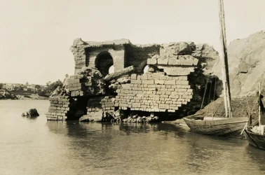 Cleopatra bad, Elephantine eiland, Egypte, foto door Ugo Monneret de Villard