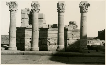 Zuilenrij van Romeins nymfaeum, Dendera, Egypte, foto door Ugo Monneret de Villard