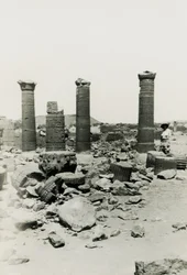 Zuilen en ruïnes van tempel in Great Enclosure, Musawwarat es Sufra, Soedan, foto door Ugo Monneret de Villard
