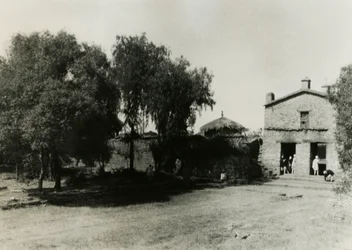 Ingang naar omheining rond de kerk van Onze-Lieve-Vrouw-Maria van Sion, Axum, Ethiopië, foto door Ugo Monneret de Villard, ca 1937