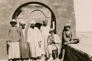 Vier arbeiders, architect Ferdinando Reggiori en archeoloog Ugo Monneret de Villard in het klooster van St Simeon, Aswan, Egypte, foto door Ugo Monneret de Villard