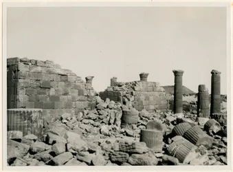Grote behuizing, zicht op muren en zuilen van Grote Tempel, Musawwarat es Sufra, Soedan, foto door Ugo Monneret de Villard