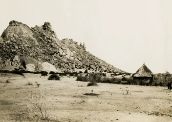 Hutten bij Gebel Sagadi, Soedan, foto door Ugo Monneret de Villard, ca 1930