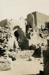 Interieur van de grote donjon (qasr) van het klooster van St Simeon, Aswan, Egypte, foto door Ugo Monneret de Villard