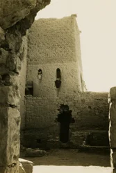 Interieur van de grote donjon (qasr) van het klooster van St Simeon, Aswan, Egypte, foto door Ugo Monneret de Villard