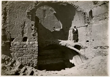 Grote donjon (qasr) van klooster, Aswan, Egypte, foto door Ugo Monneret de Villard