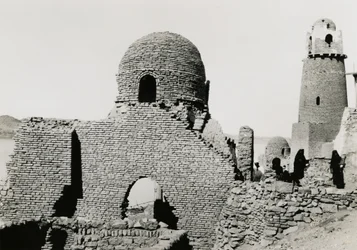 Minaret van al-Mashhad al-Bahari en ruïnes van moskee, bij Aswan, Egypte, foto door Ugo Monneret de Villard