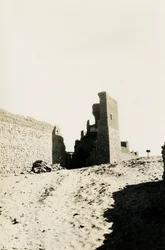 Klooster van St Simeon, Aswan, Egypte, foto door Ugo Monneret de Villard