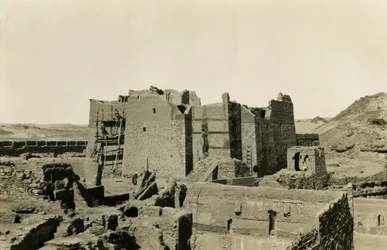 Klooster van St Simeon tijdens de restauratie, Aswan, Egypte, foto door Ugo Monneret de Villard