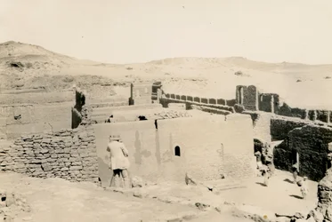 Klooster van St Simeon, kijkend naar lager terras, Aswan, Egypte, met Ugo Monneret de Villard staand met zijn rug naar de camera, foto door Ugo Monneret de Villard