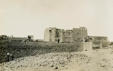 Klooster van St Simeon, van buiten gezien vanuit het oosten, Aswan, Egypte, foto door Ugo Monneret de Villard