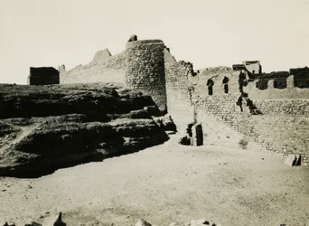 Klooster van St Simeon, gezien vanuit het zuidoosten, Aswan, Egypte, foto door Ugo Monneret de Villard