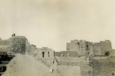 Klooster van St Simeon, gezien vanuit het zuidoosten, Aswan, Egypte, foto door Ugo Monneret de Villard