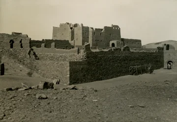 Klooster van St Simeon, gezien vanuit het zuidoosten, Aswan, Egypte, foto door Ugo Monneret de Villard